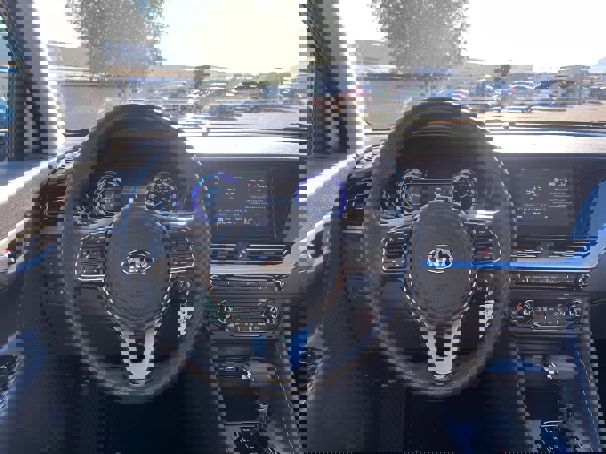 Used 2020 Kia Niro LX image 23