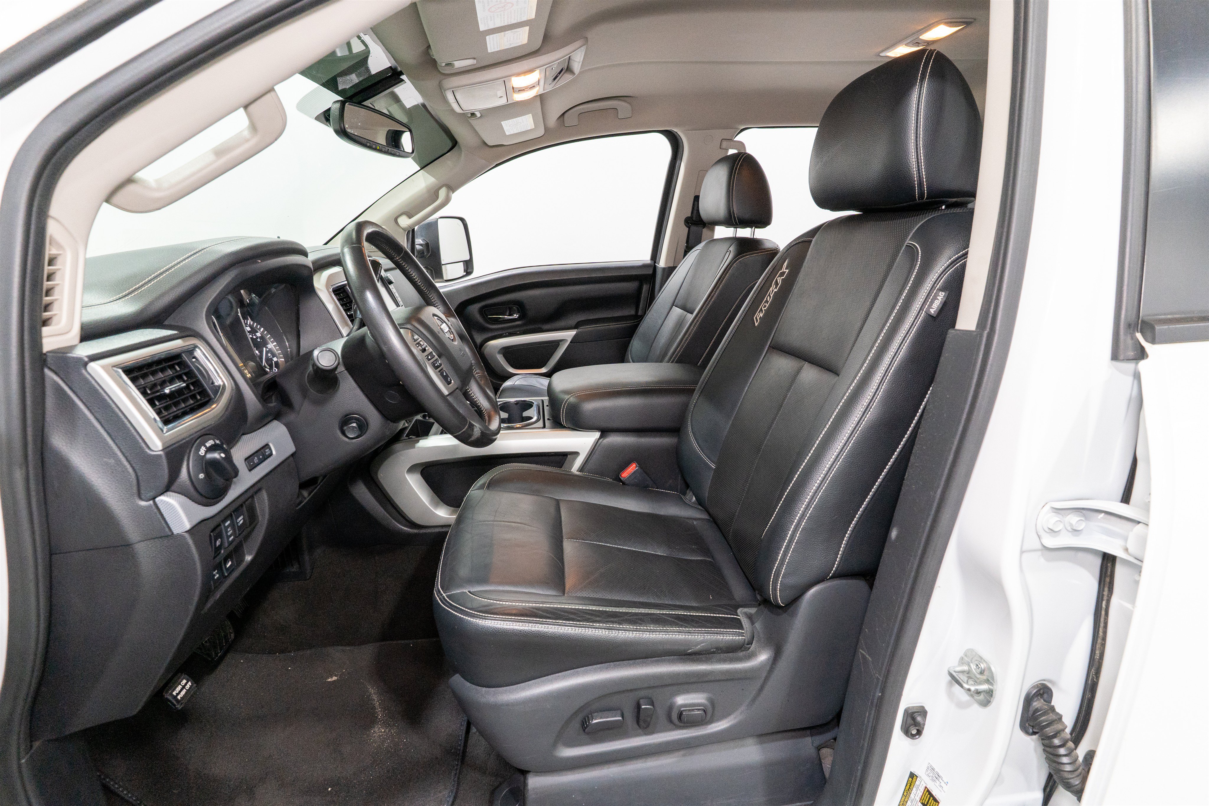 Used 2019 Nissan Titan PRO-4X w/ Pro-4x Convenience Package AWD/4WD image 18