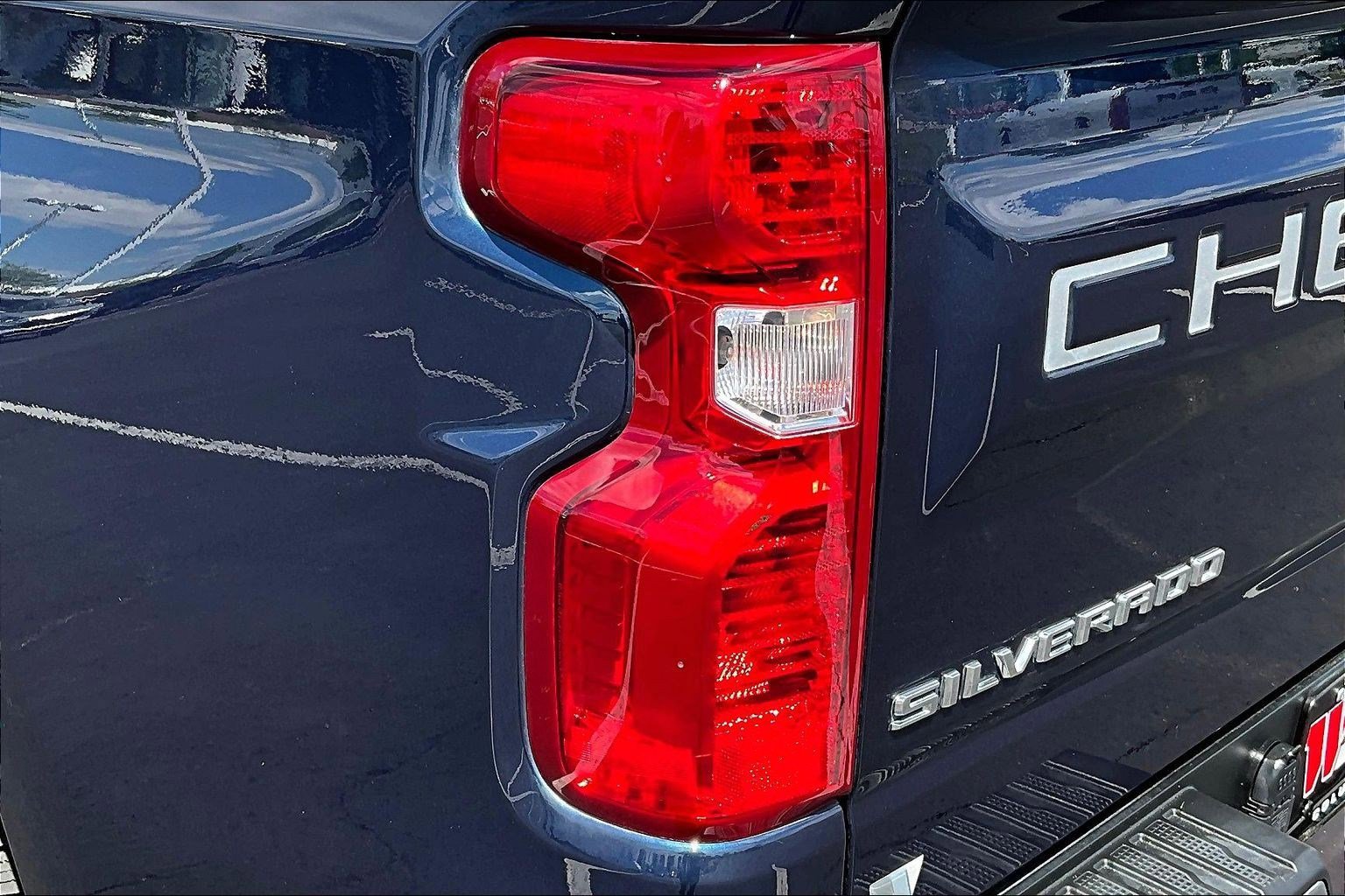 Used 2020 Chevrolet Silverado 1500 LT w/ LT Value Package AWD/4WD image 23