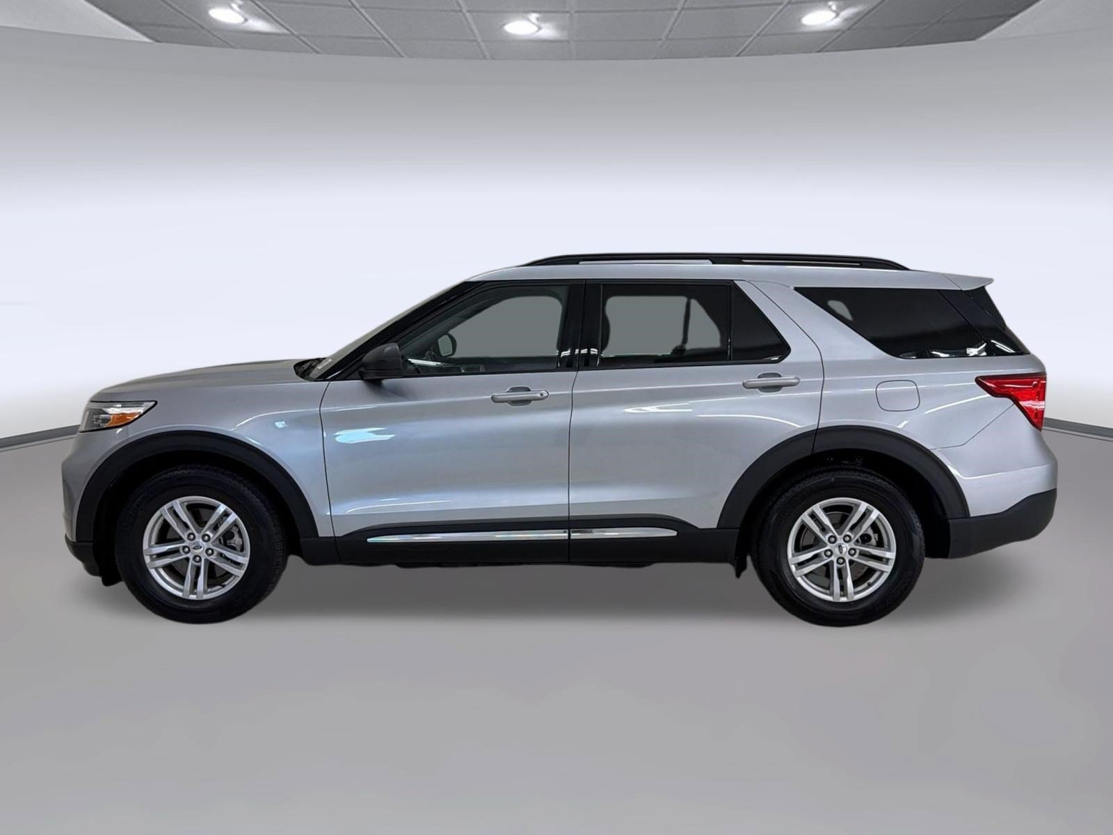 Certified 2023 Ford Explorer XLT w/ Equipment Group 202A RWD image 2