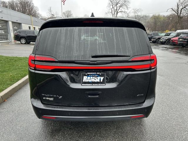 Used 2023 Chrysler Pacifica Touring-L w/ S Appearance Package image 7