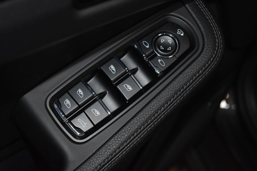 Certified 2025 Porsche Macan image 8