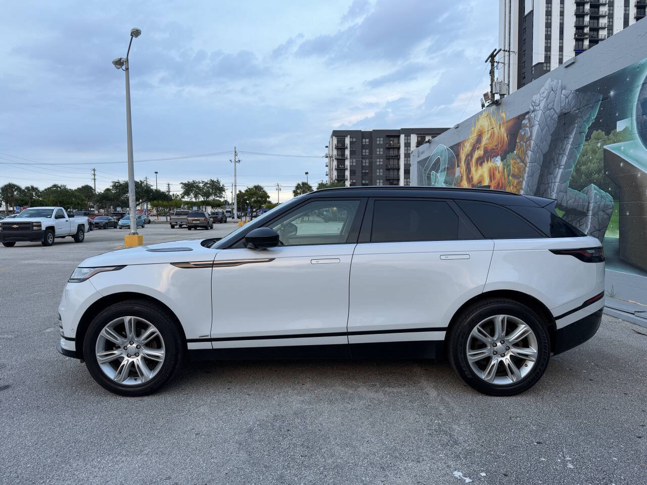 Used 2018 Land Rover Range Rover Velar R-Dynamic SE AWD/4WD image 14