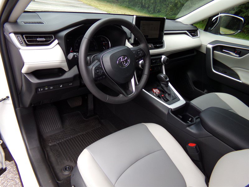 Used 2025 Toyota RAV4 XLE Premium w/ Weather Package FWD image 18