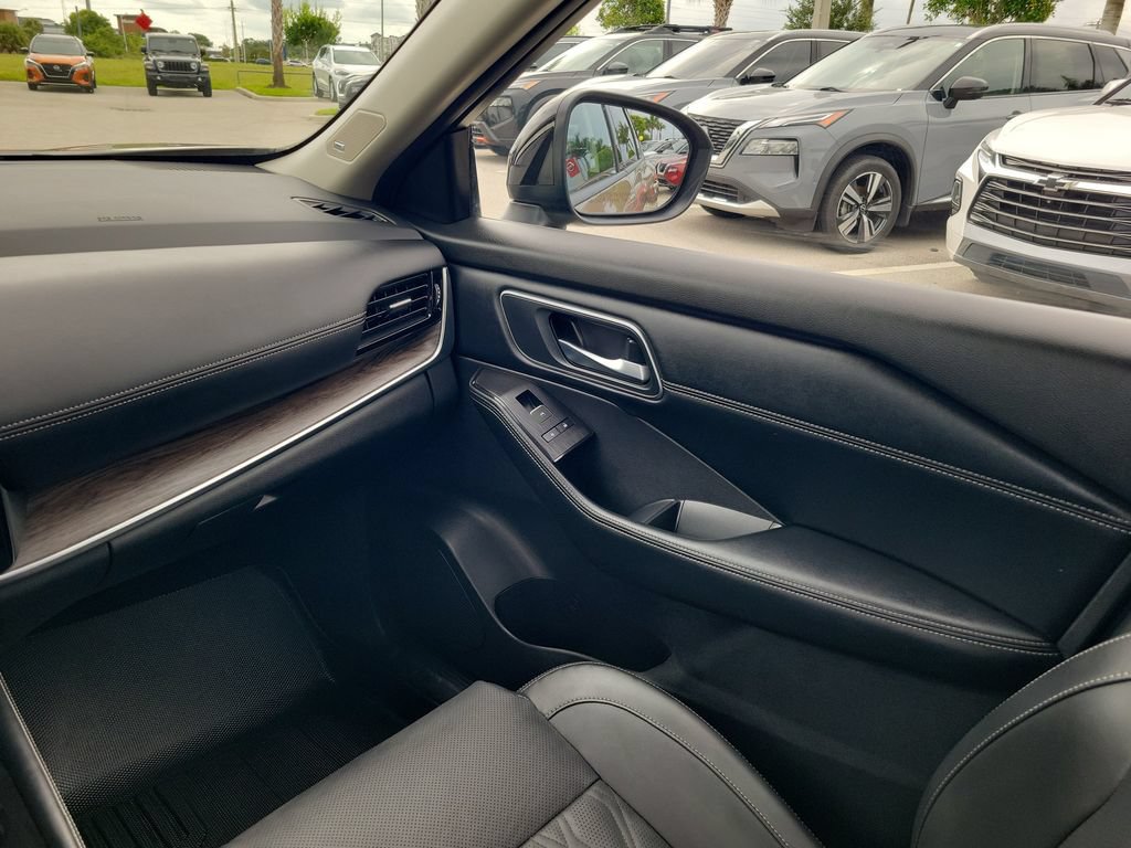 Used 2025 Nissan Rogue Platinum w/ Platinum Premium Package FWD image 14