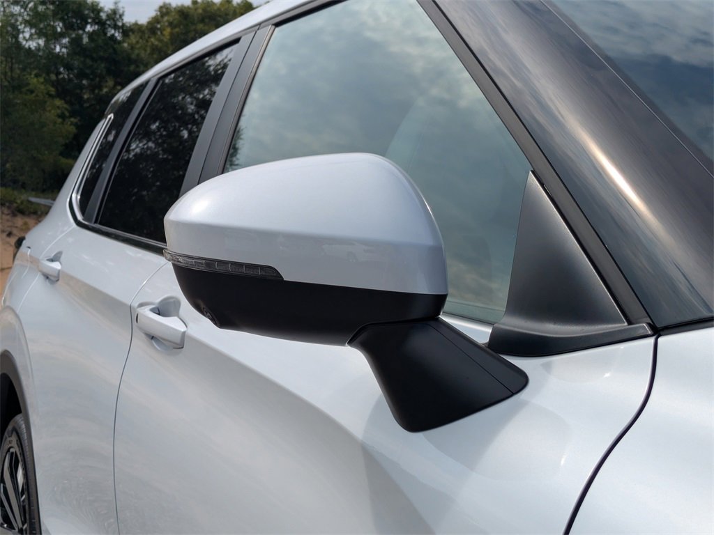 New 2025 Mitsubishi Outlander SE image 10