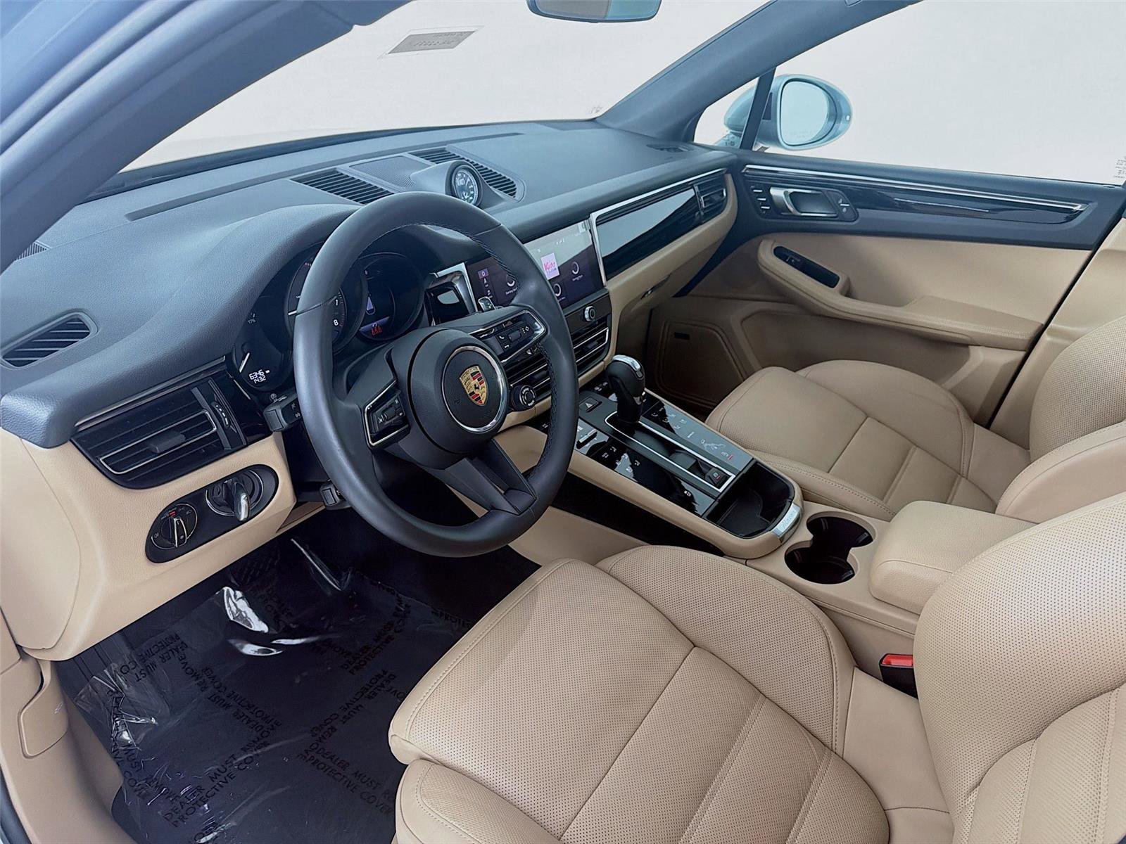 Certified 2025 Porsche Macan image 4
