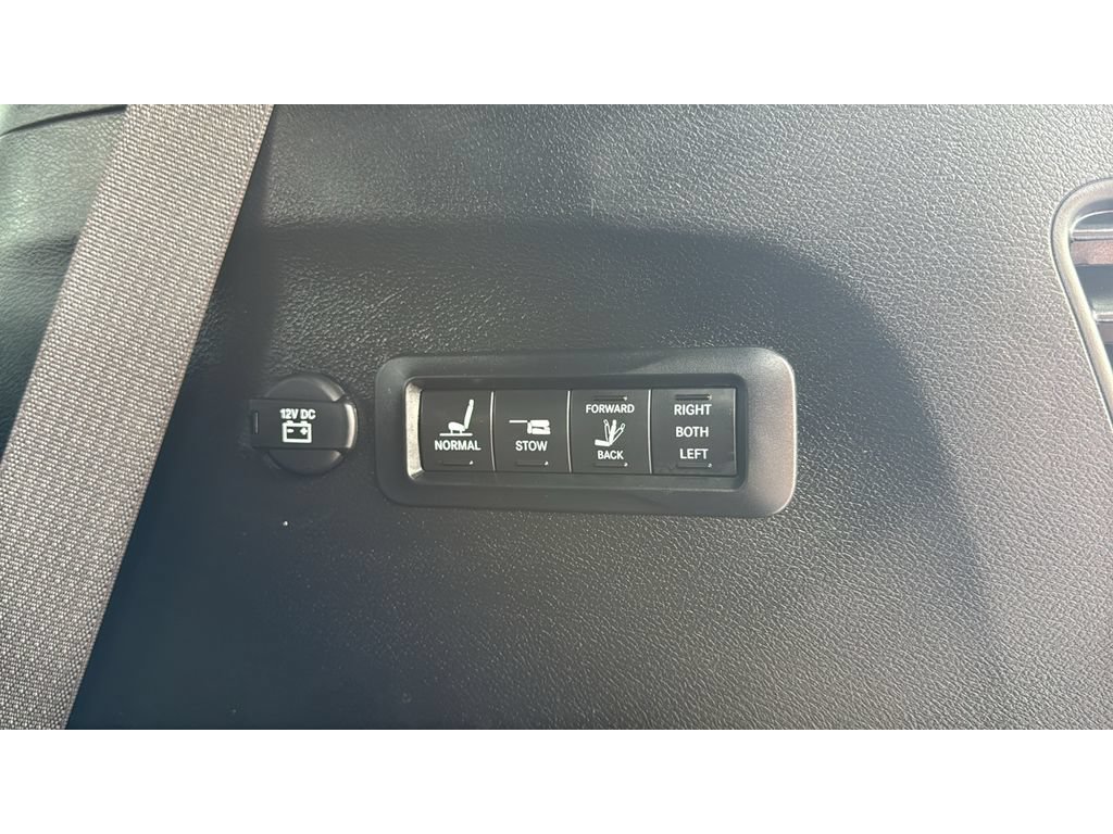 Used 2023 Chrysler Pacifica Limited w/ Uconnect Theater Family Group FWD image 18