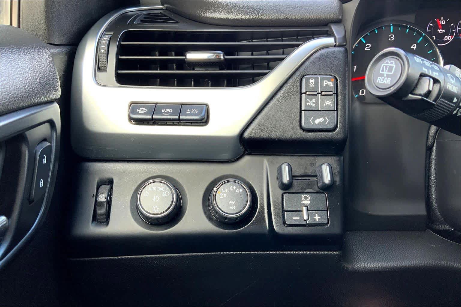 Used 2018 Chevrolet Tahoe Premier AWD/4WD image 34