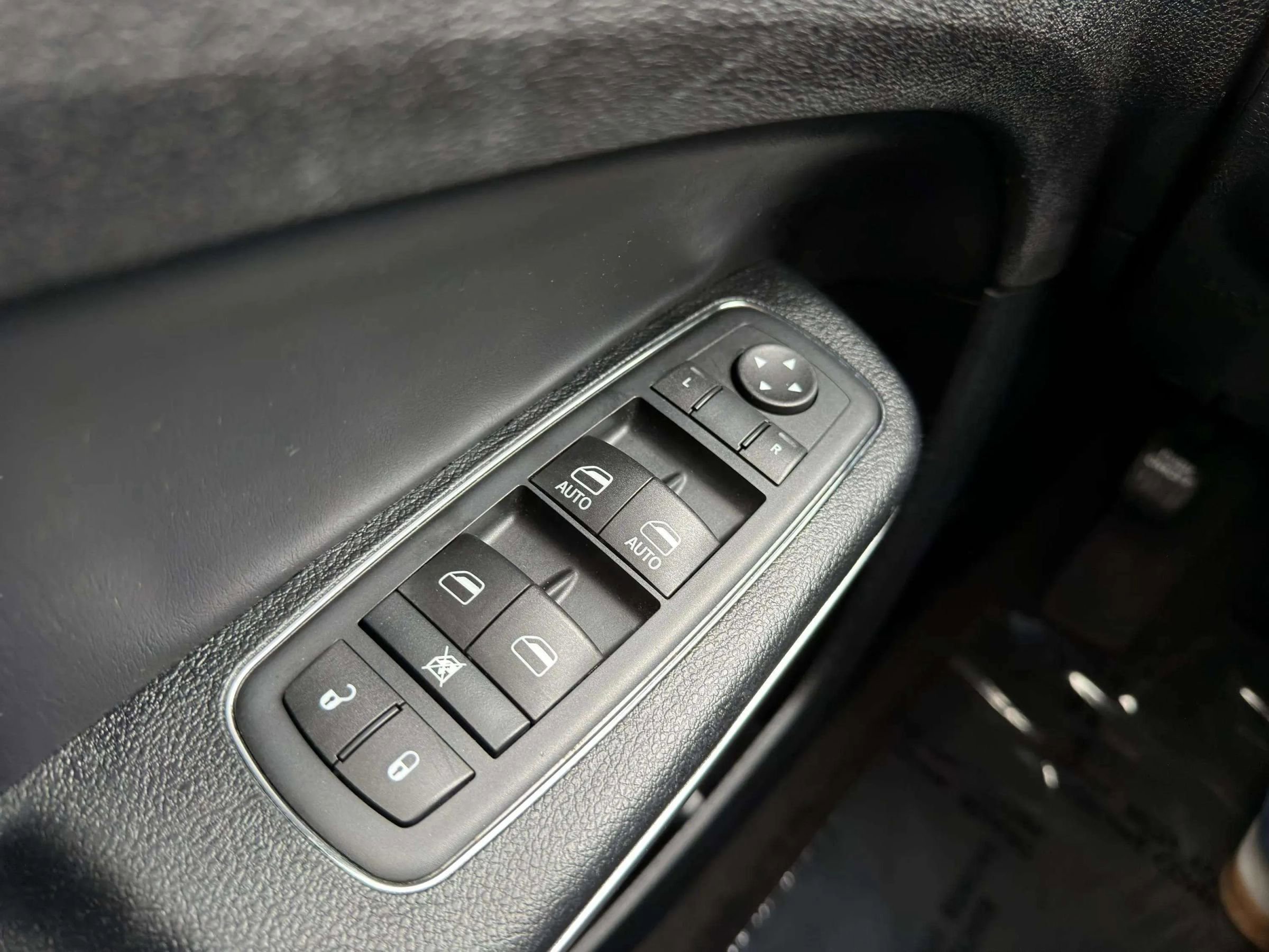 Used 2016 Chrysler 300 C image 27