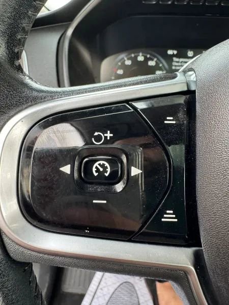 Used 2017 Volvo XC90 T6 Momentum w/ Vision Package image 31