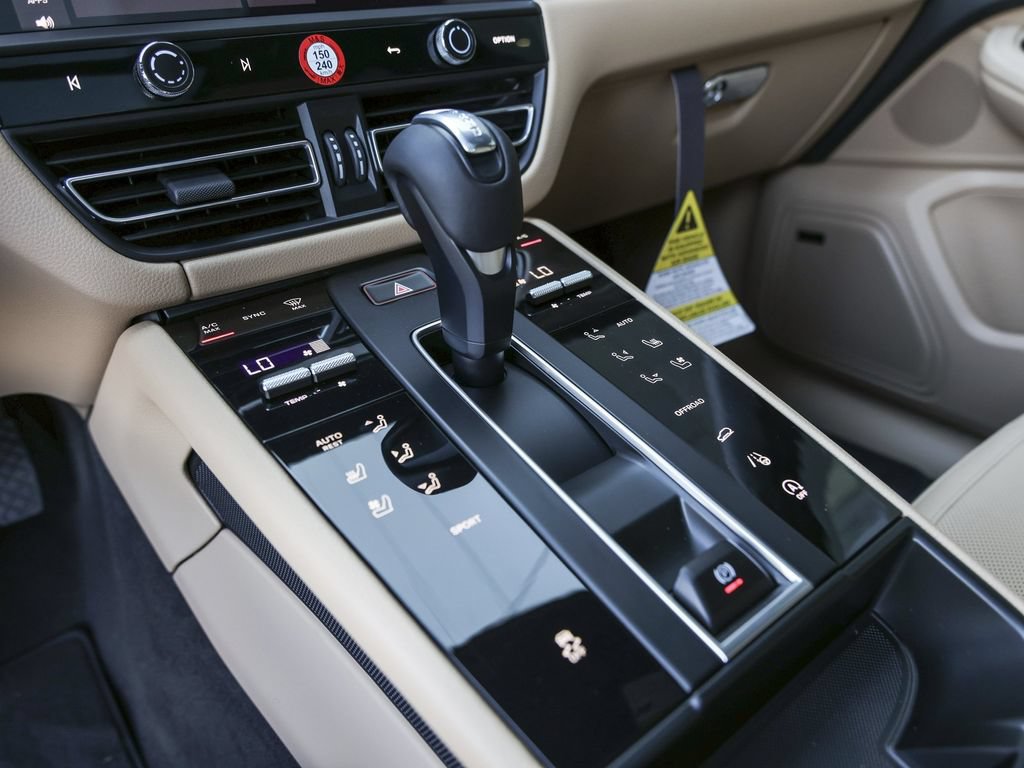 Certified 2026 Porsche Macan AWD/4WD image 28