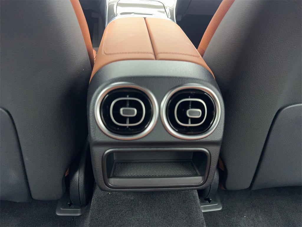 Used 2025 Mercedes-Benz C 300 Sedan image 65