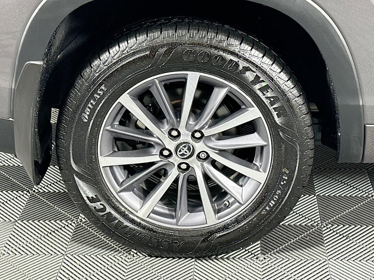 Used 2018 Toyota Highlander XLE image 30