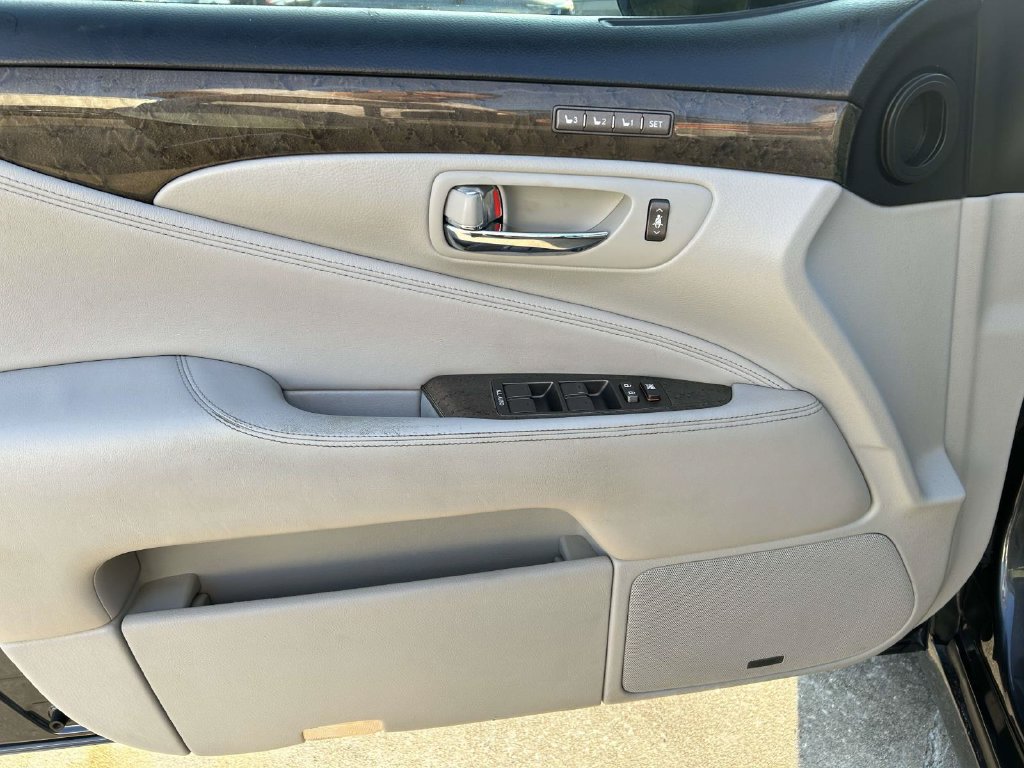 Used 2007 Lexus LS 460 L w/ Luxury Pkg RWD image 15