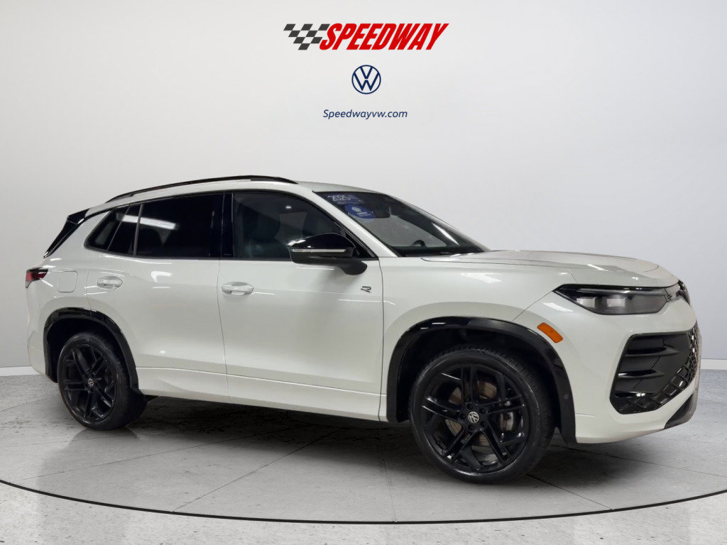 Certified 2025 Volkswagen Tiguan SE R-Line AWD/4WD image 3