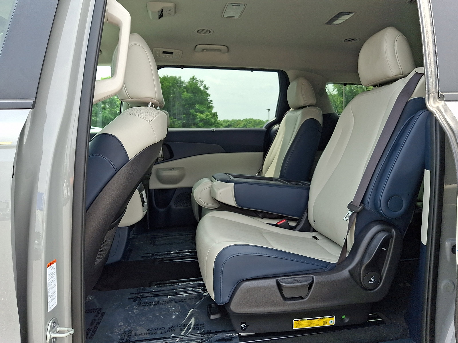 Certified 2025 Kia Carnival EX FWD image 10