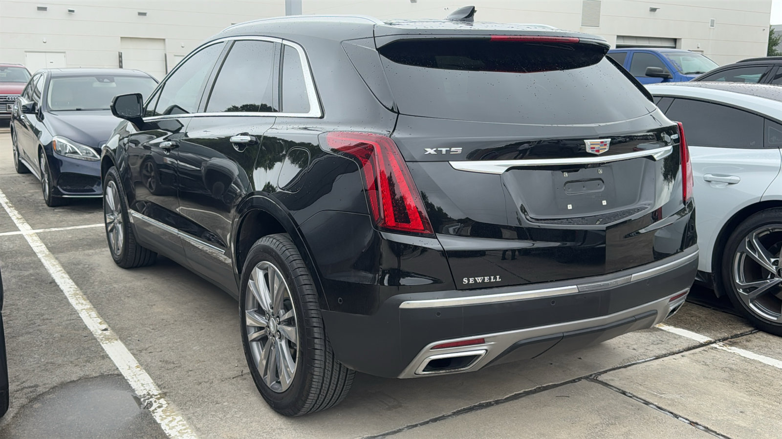 Used 2025 Cadillac XT5 Premium Luxury w/ Technology Package FWD image 4