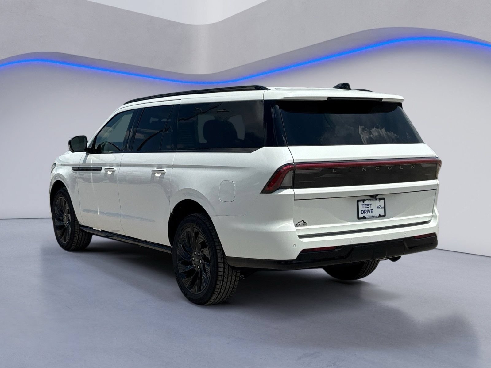 New 2027 Lincoln Navigator L Reserve w/ Jet Appearance Package AWD/4WD image 3