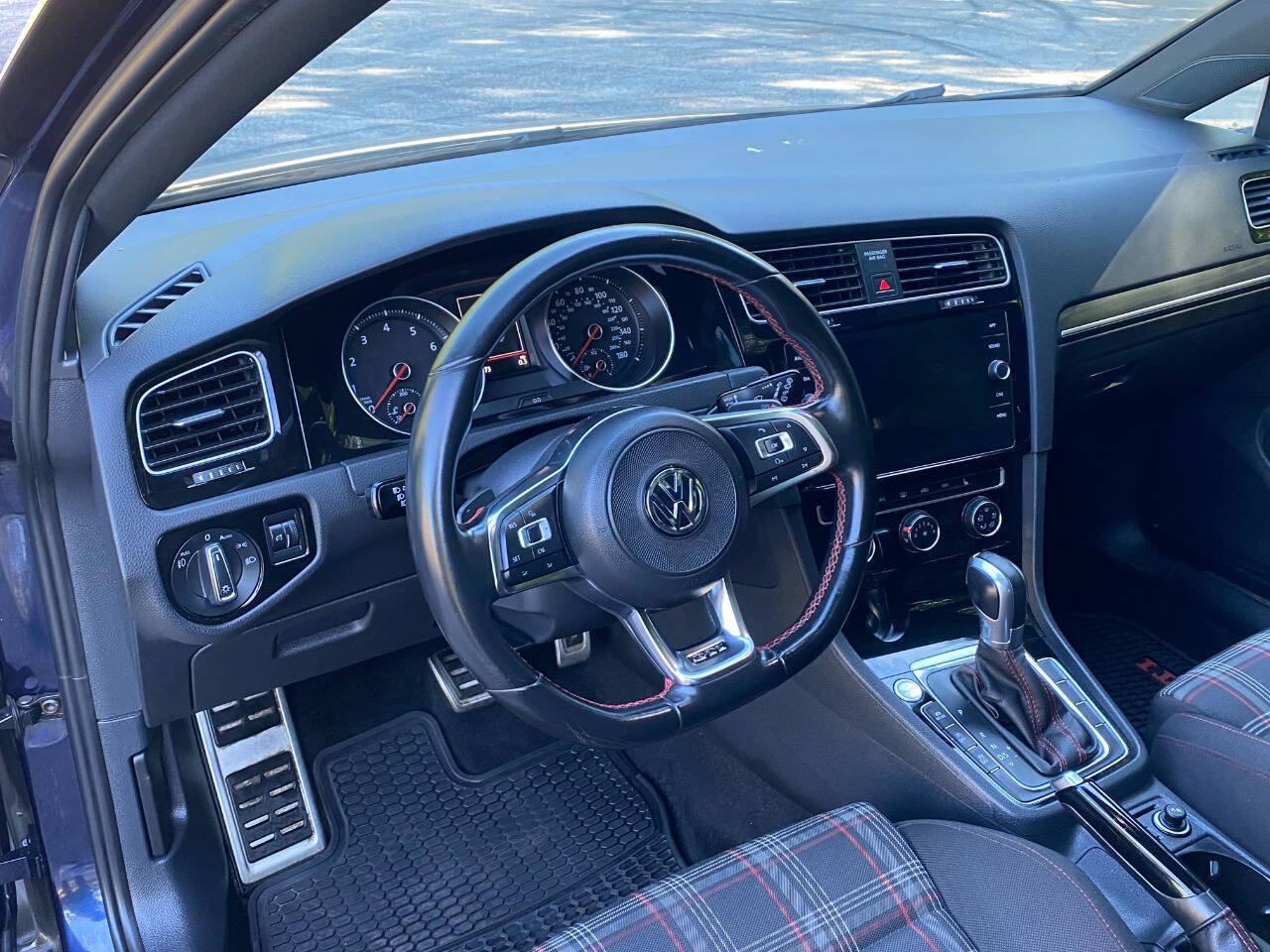 Used 2018 Volkswagen GTI SE FWD image 13