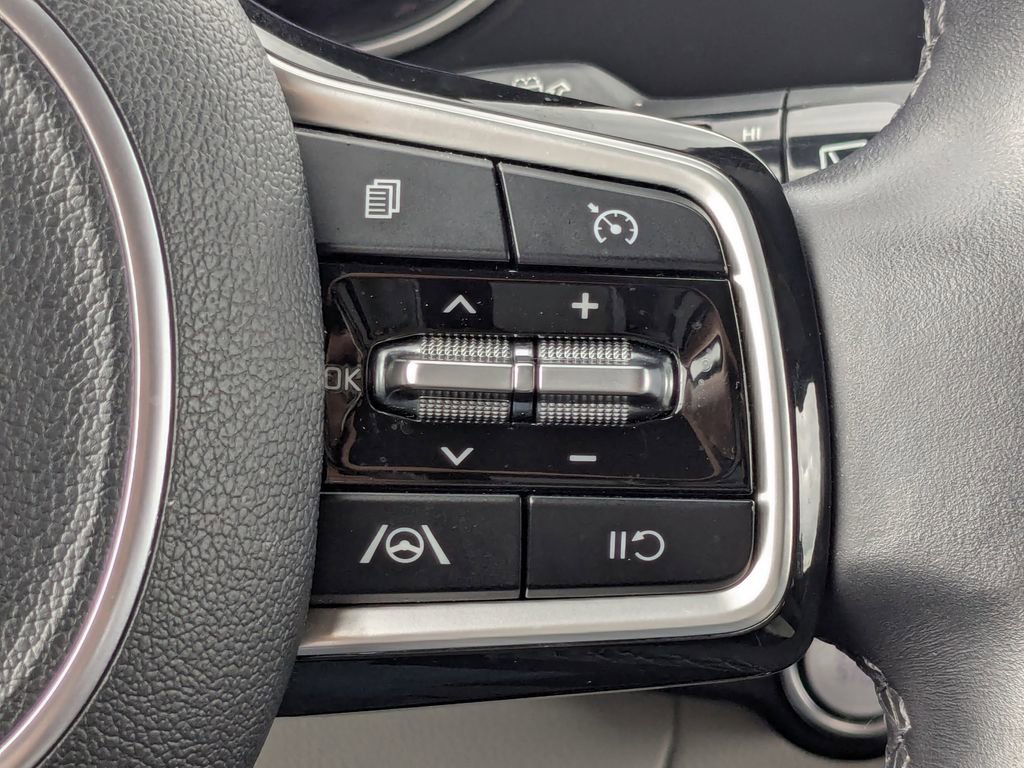 Used 2024 Kia Carnival LX image 33