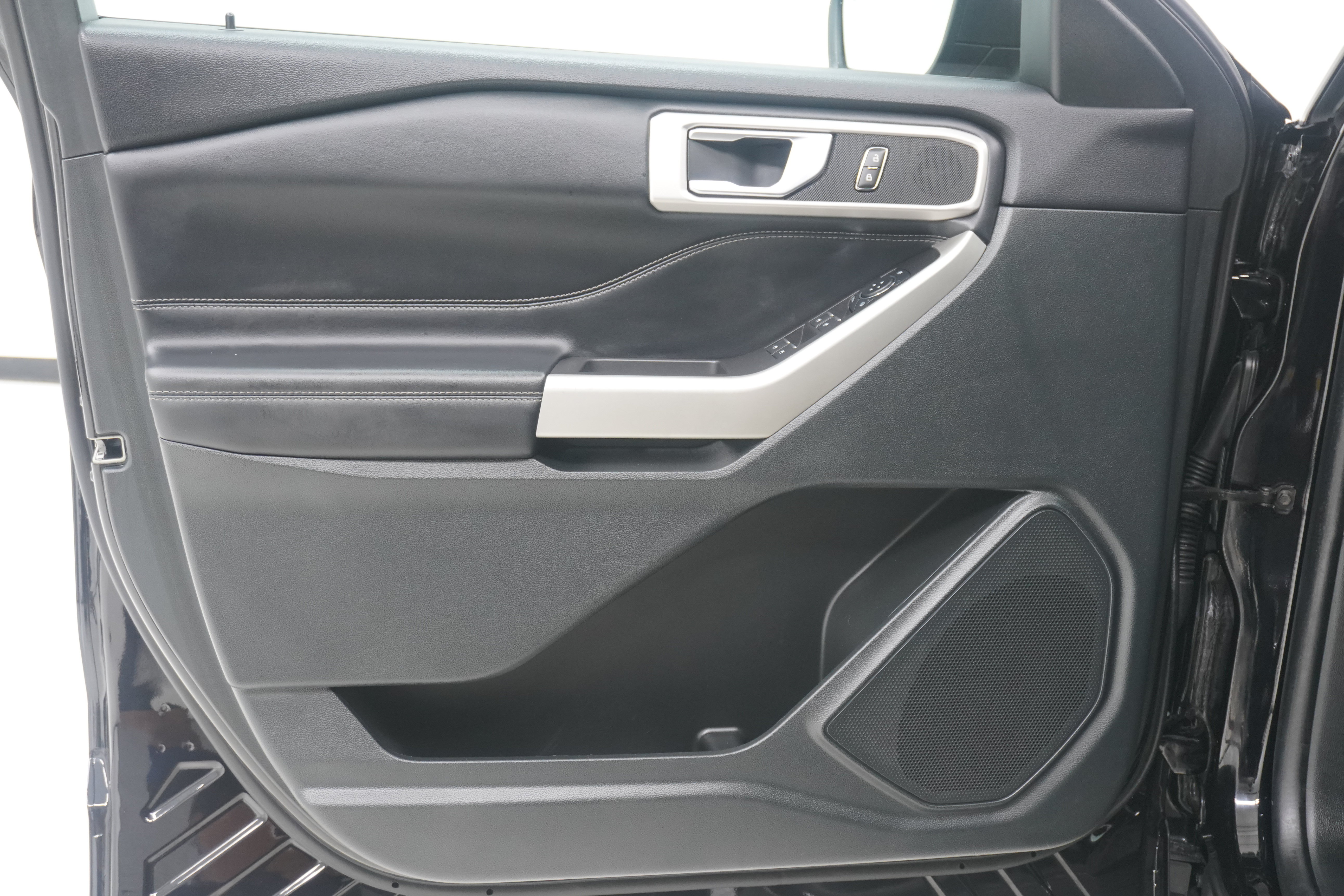 Used 2023 Ford Explorer XLT AWD/4WD image 15