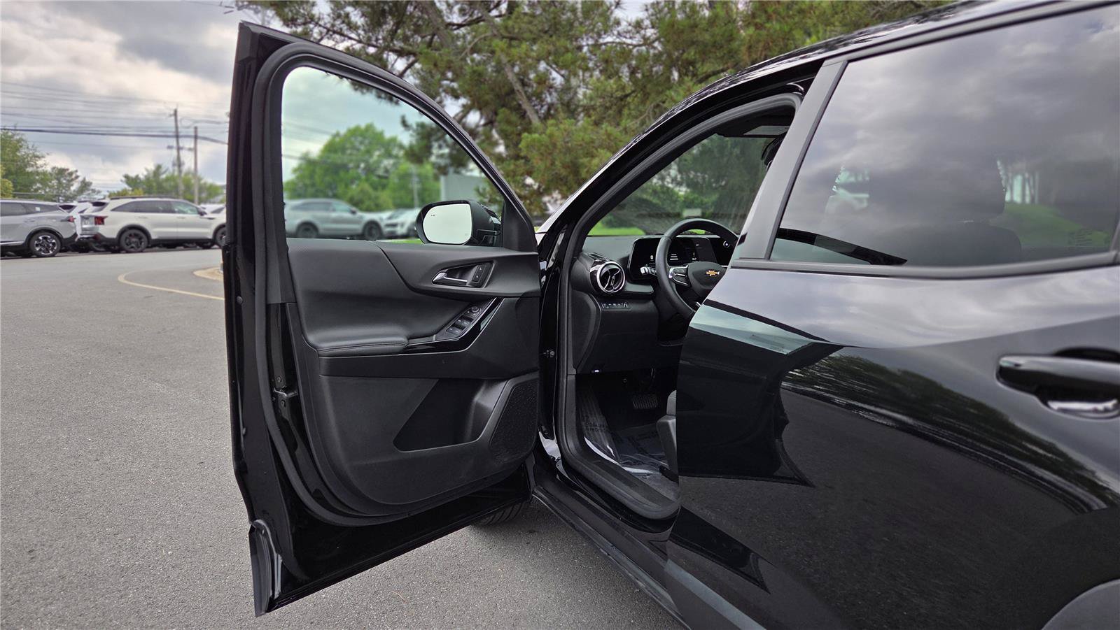 Used 2025 Chevrolet Equinox LT AWD/4WD image 12