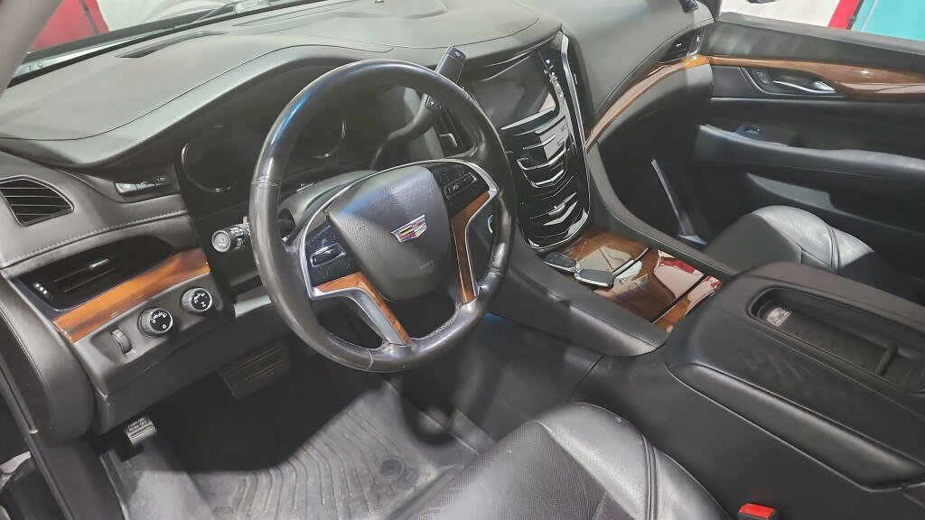 Used 2017 Cadillac Escalade ESV Luxury AWD/4WD image 32