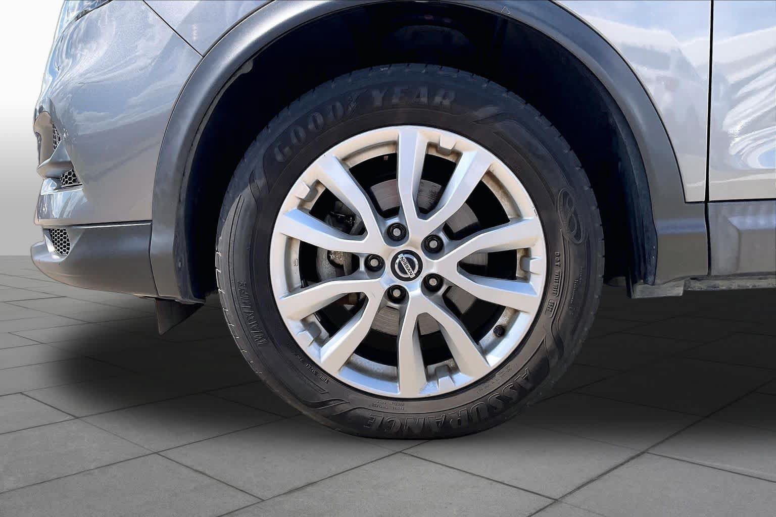 Used 2020 Nissan Rogue Sport SV FWD image 10