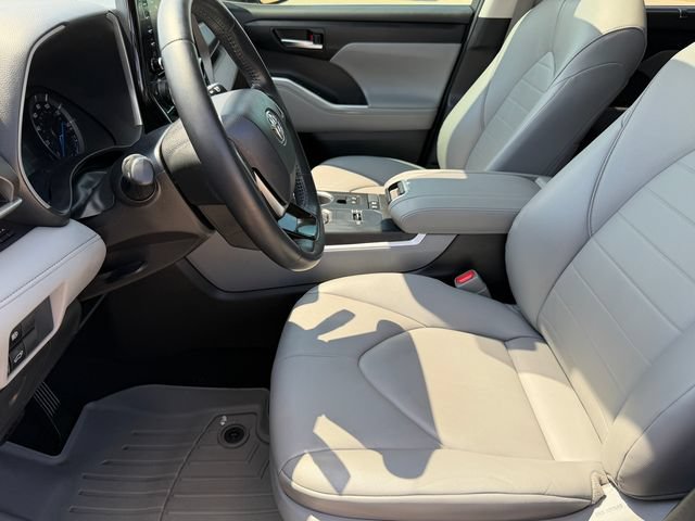 Used 2021 Toyota Highlander XLE FWD image 22