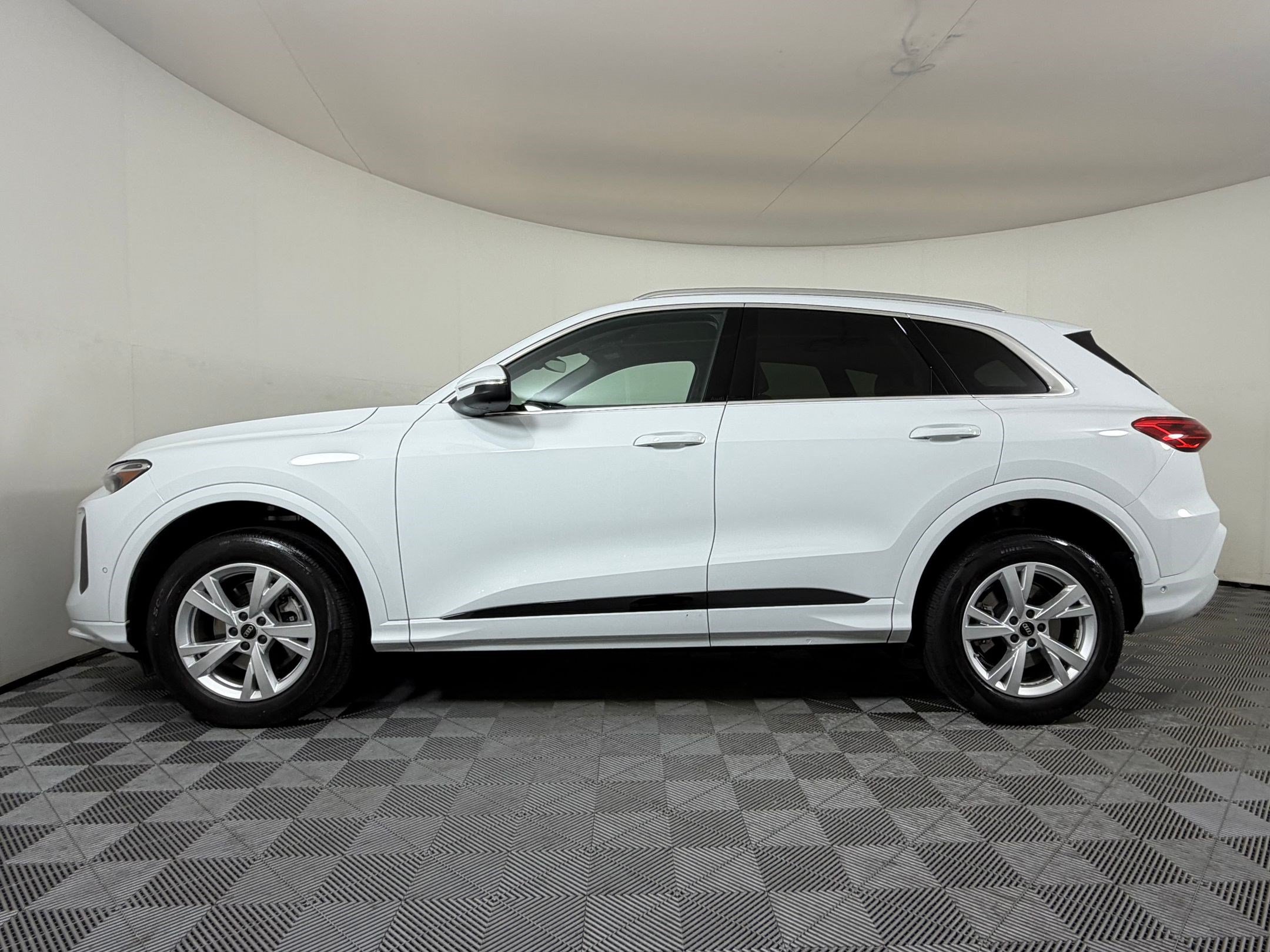 Used 2025 Audi Q5 Premium AWD/4WD image 2