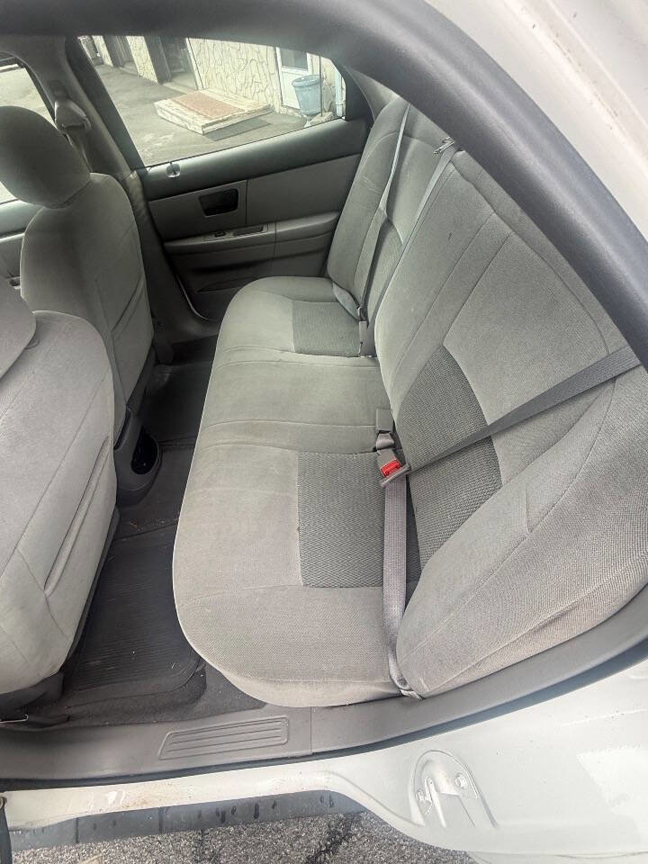 Used 2006 Ford Taurus SE FWD image 8