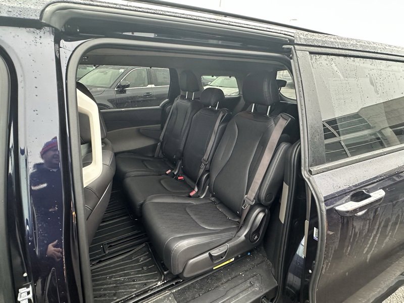 Used 2025 Kia Carnival EX image 9