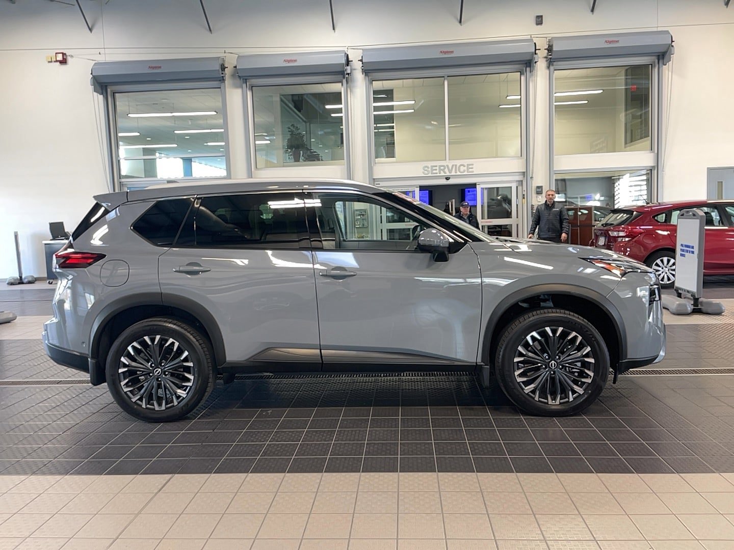 Used 2025 Nissan Rogue SL w/ Tech Package image 5