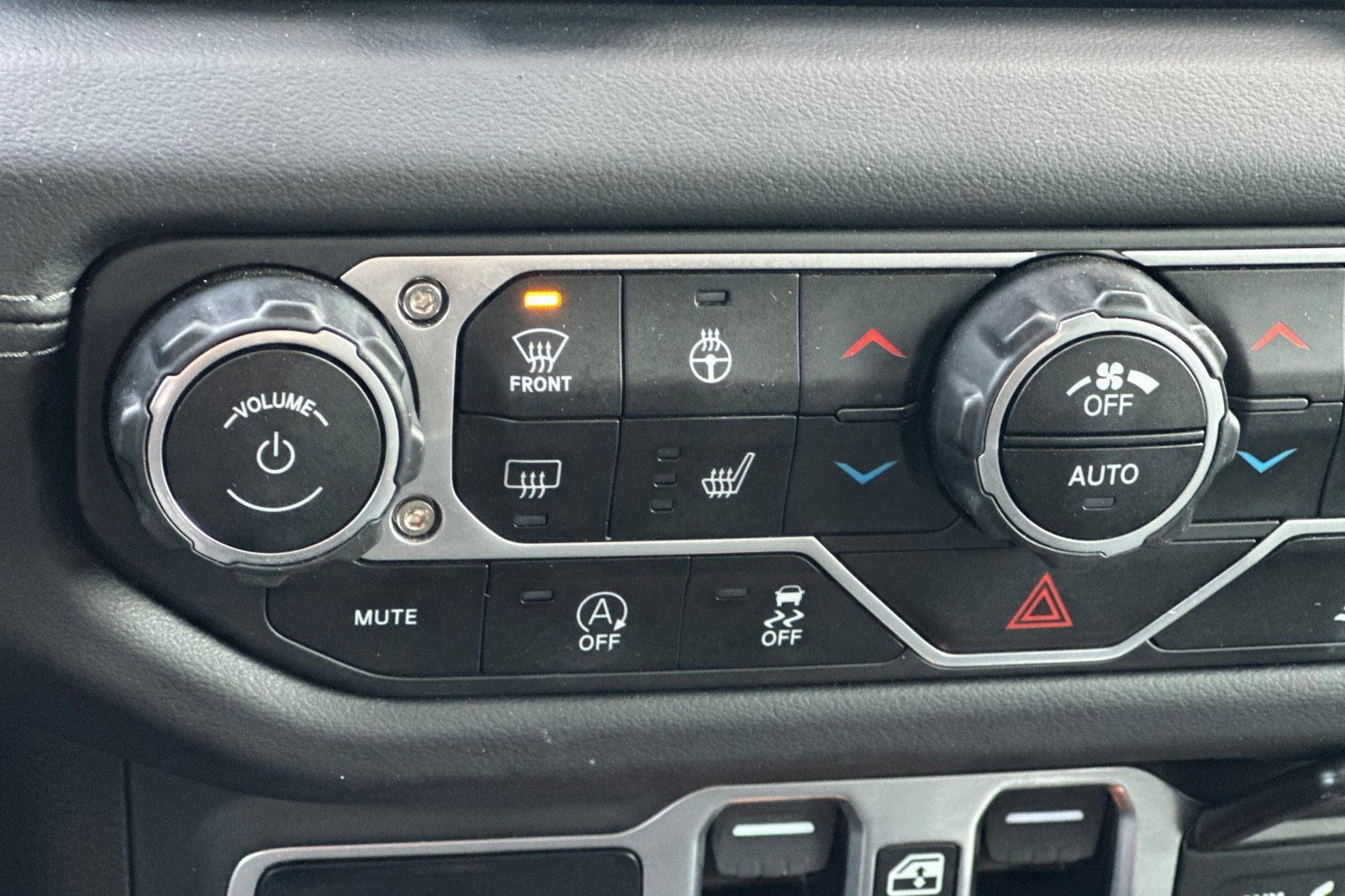 Used 2025 Jeep Wrangler Sahara image 28