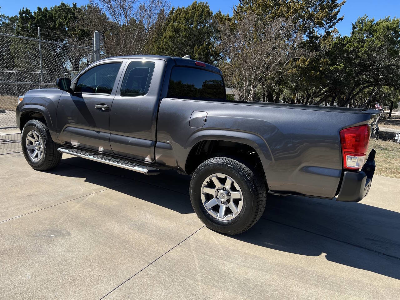 Used 2017 Toyota Tacoma SR image 7