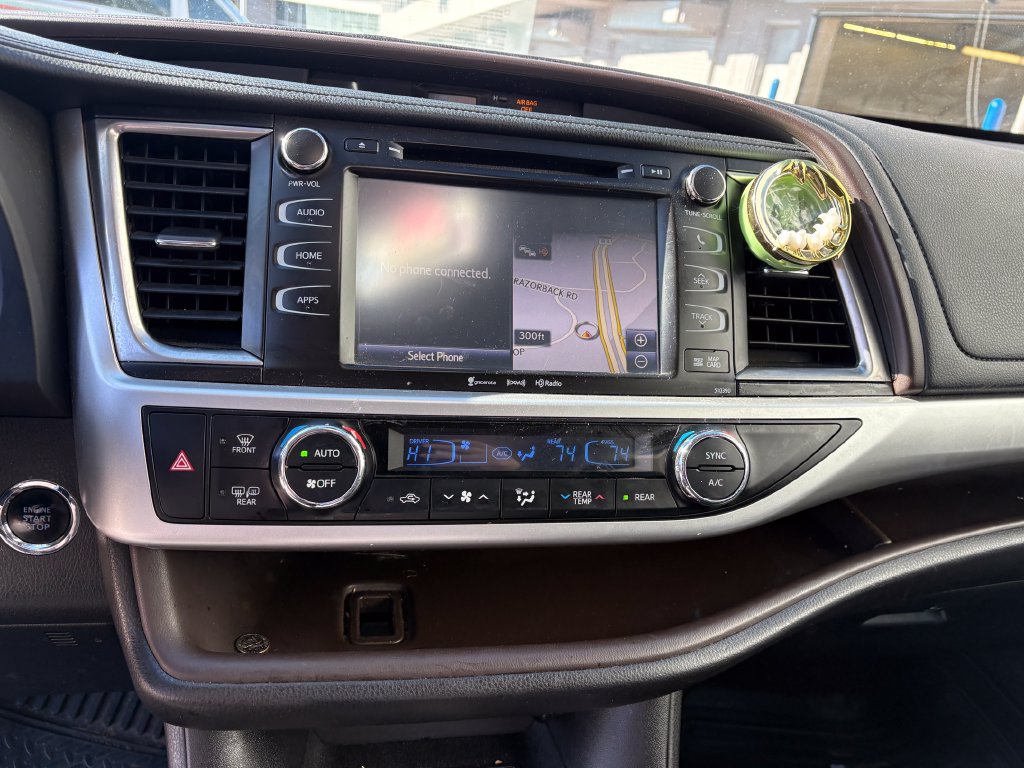 Used 2019 Toyota Highlander XLE FWD image 24