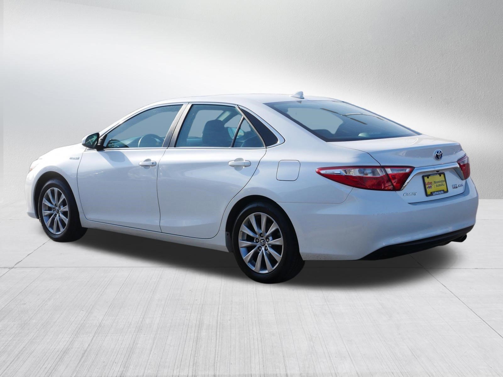 Used 2017 Toyota Camry XLE w/ Moonroof Package image 5