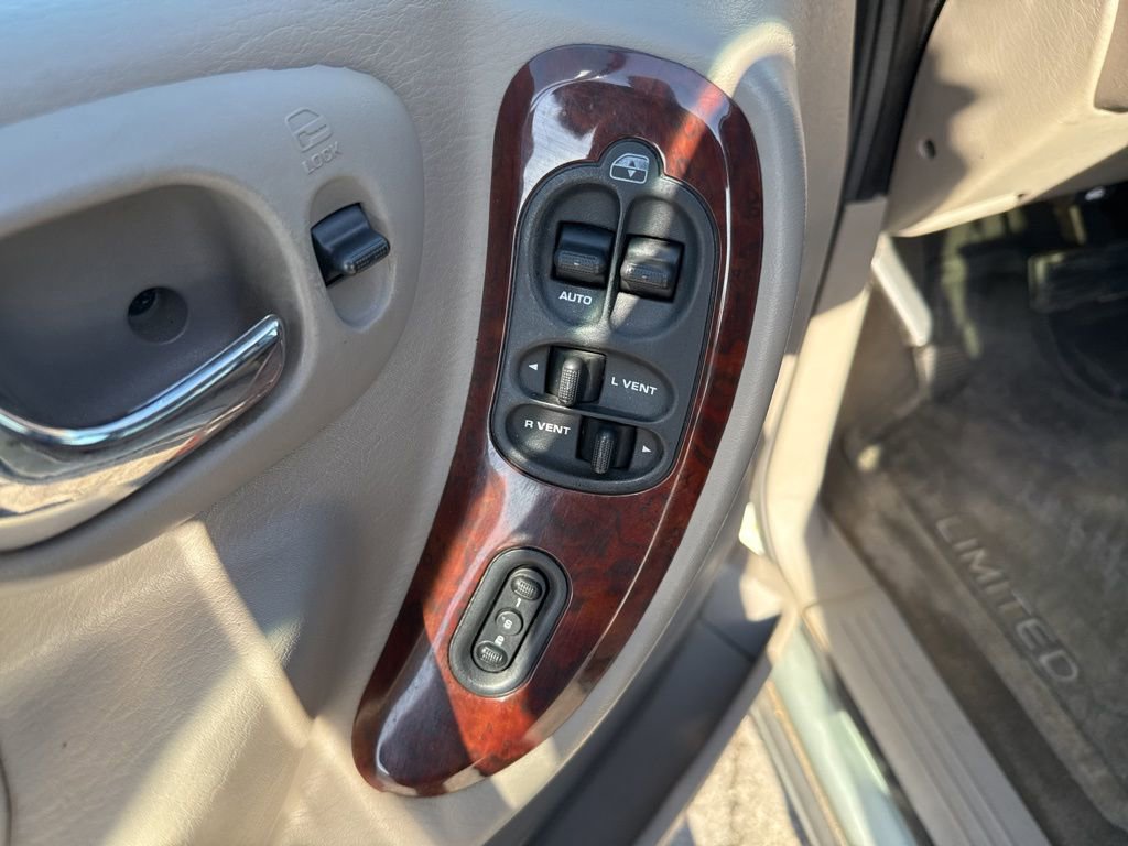 Used 2003 Chrysler Town & Country Limited AWD/4WD image 17
