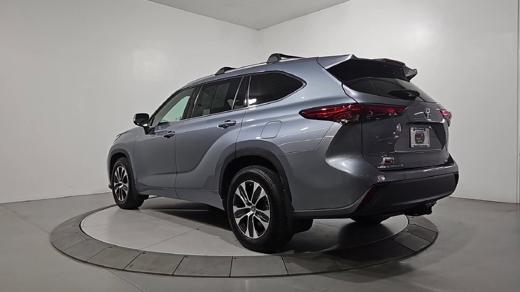 Used 2020 Toyota Highlander XLE AWD/4WD image 3
