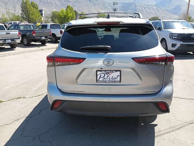 Used 2022 Toyota Highlander LE AWD/4WD image 4