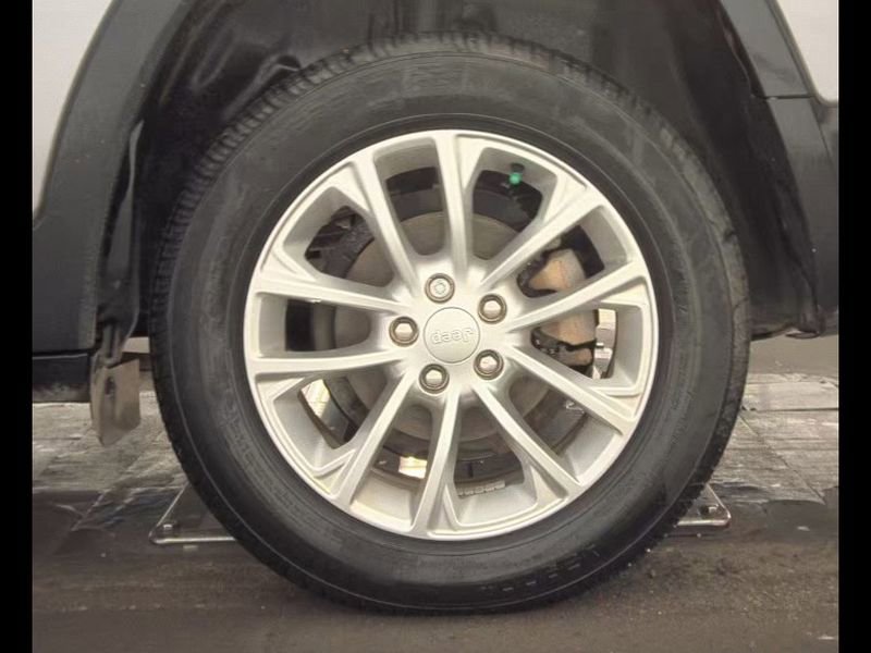 Used 2019 Jeep Cherokee Latitude w/ Popular Appearance Group FWD image 26