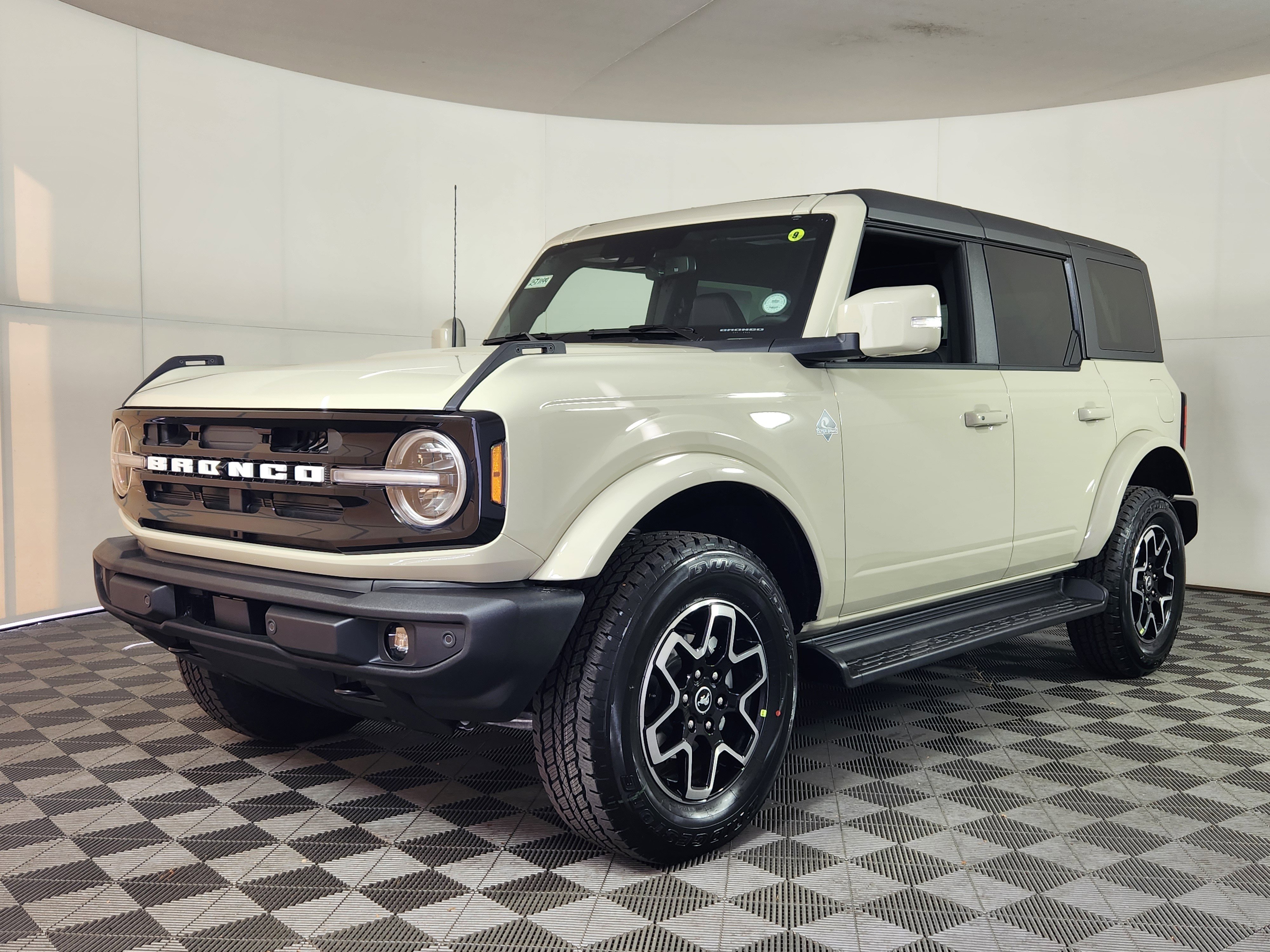 New 2025 Ford Bronco Outer Banks image 3