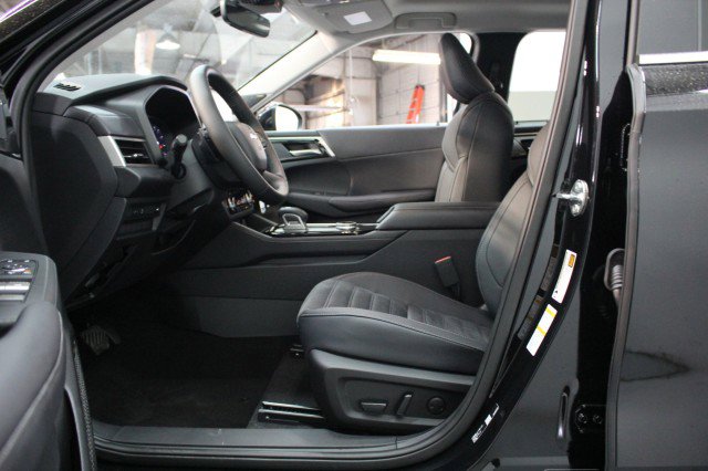 New 2026 Mitsubishi Outlander SE image 6