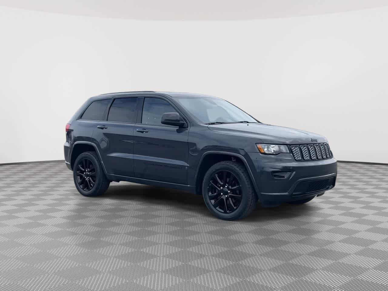 Used 2017 Jeep Grand Cherokee Altitude image 2