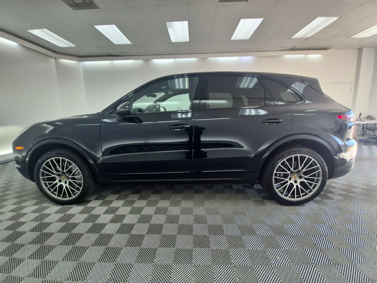 Used 2022 Porsche Cayenne Platinum Edition AWD/4WD image 2