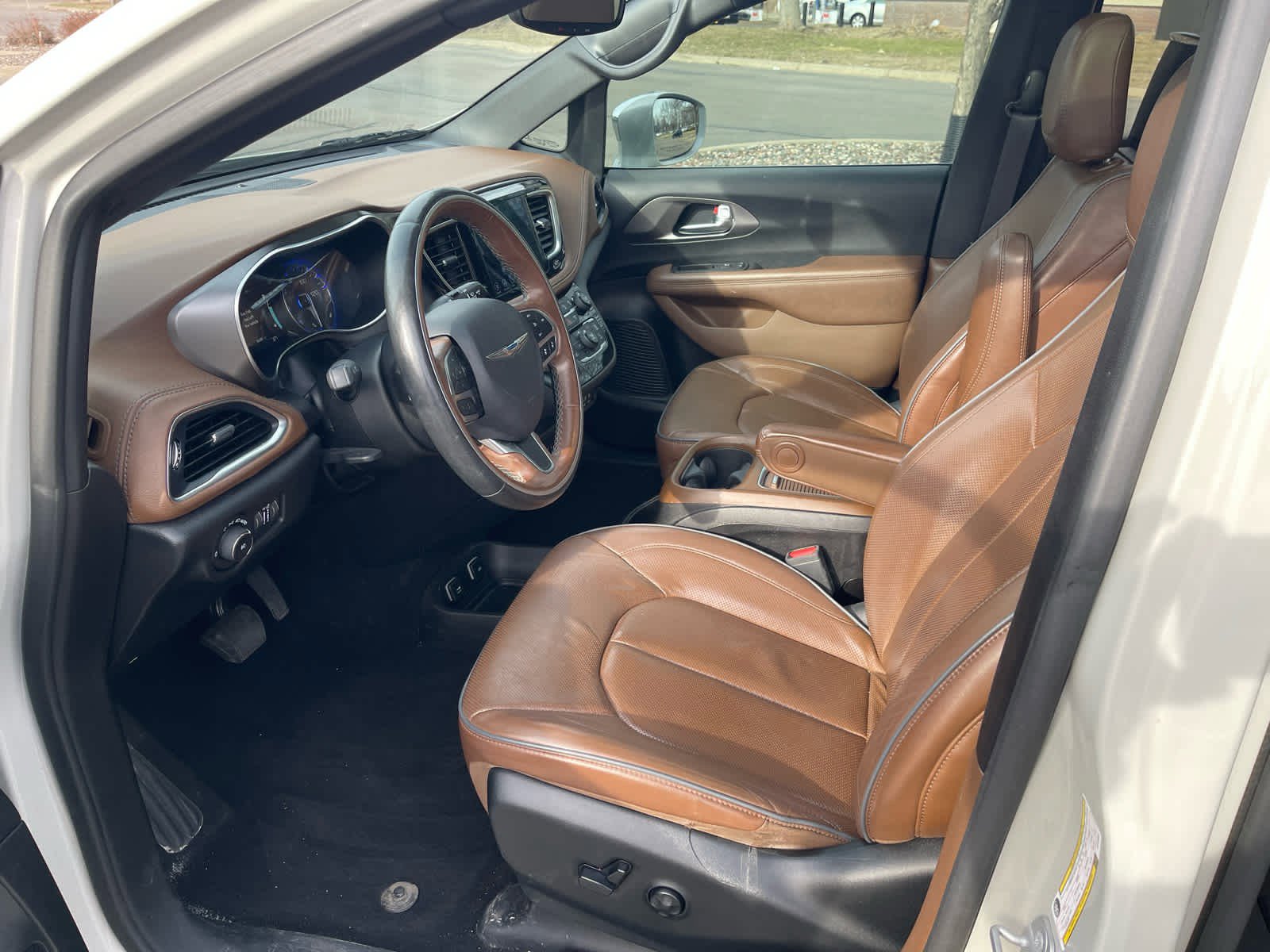 Used 2020 Chrysler Pacifica Limited w/ Tire & Wheel Group image 8