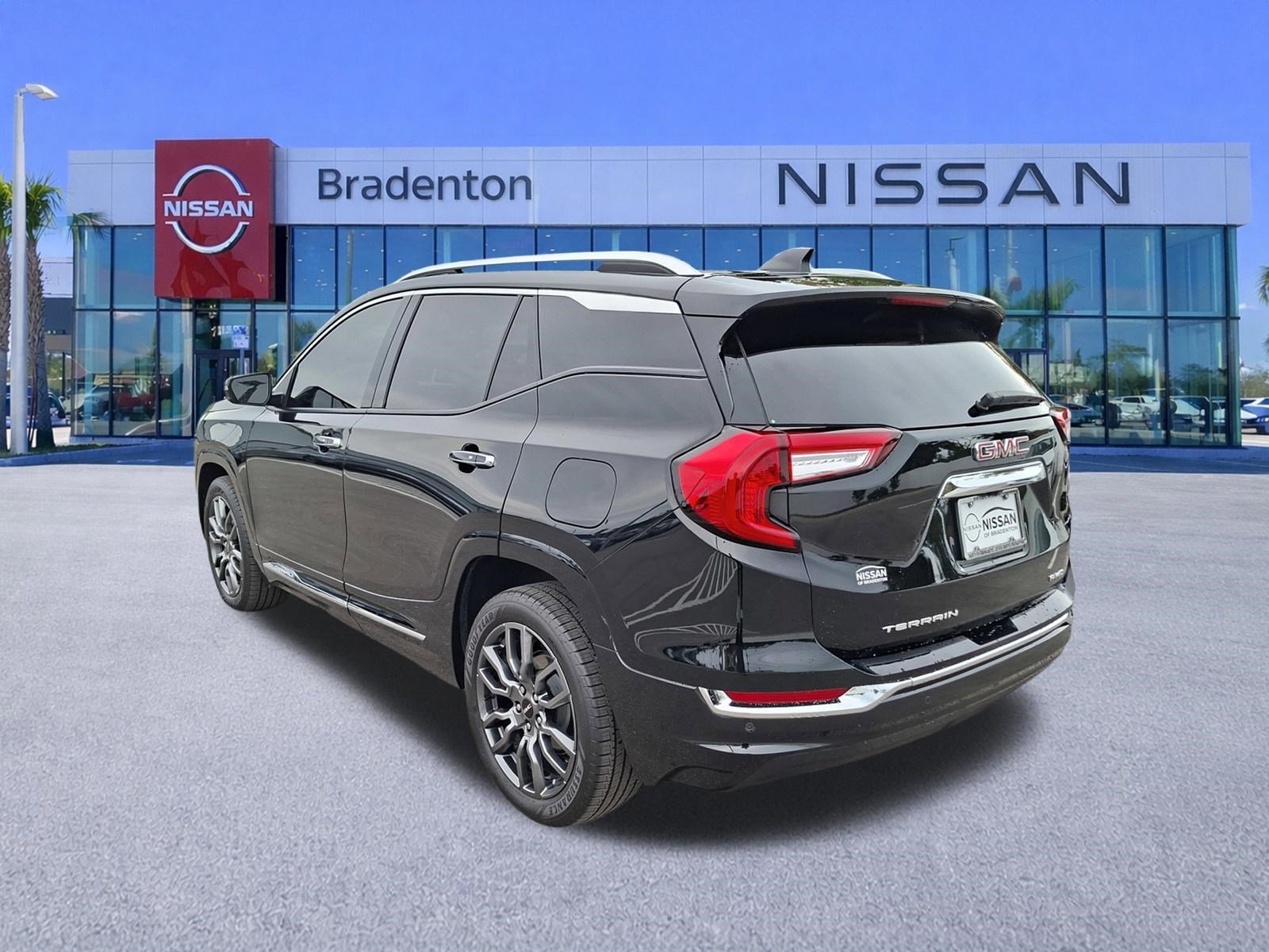 Used 2022 GMC Terrain Denali w/ Black Diamond Edition image 7