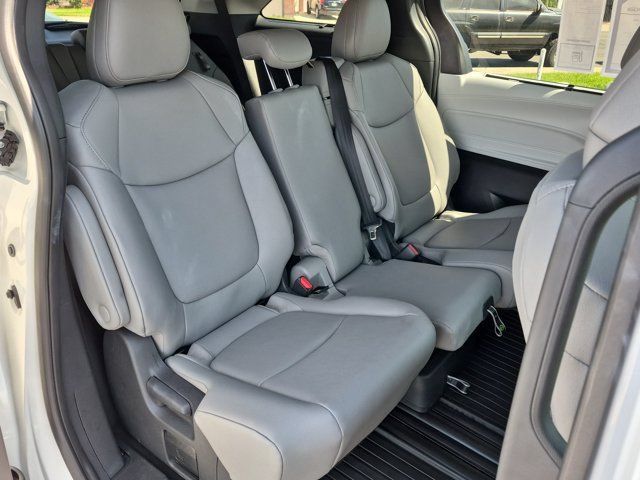 Used 2026 Toyota Sienna XLE FWD image 7