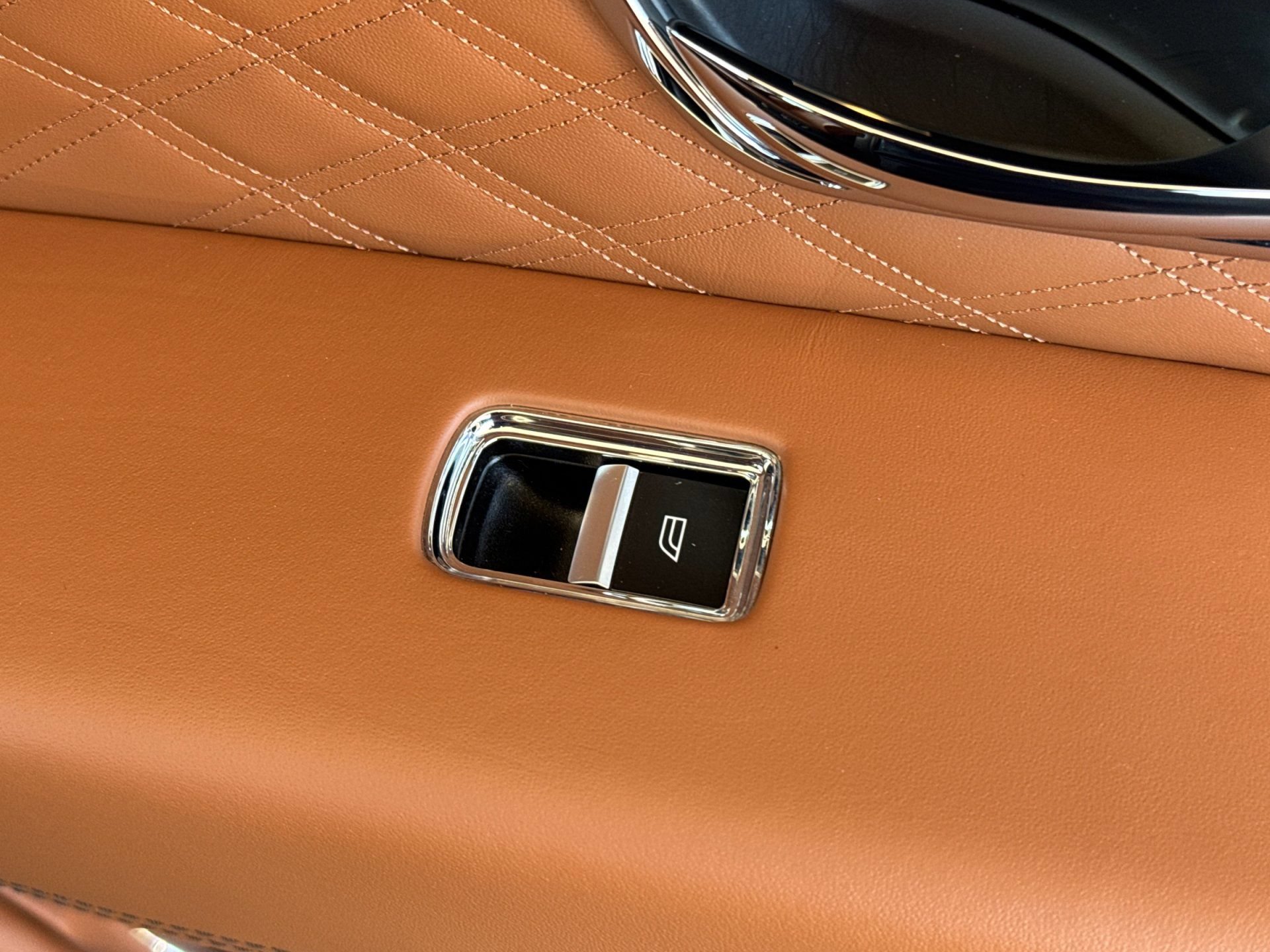 Certified 2023 Bentley Bentayga Extended Wheelbase AWD/4WD image 18